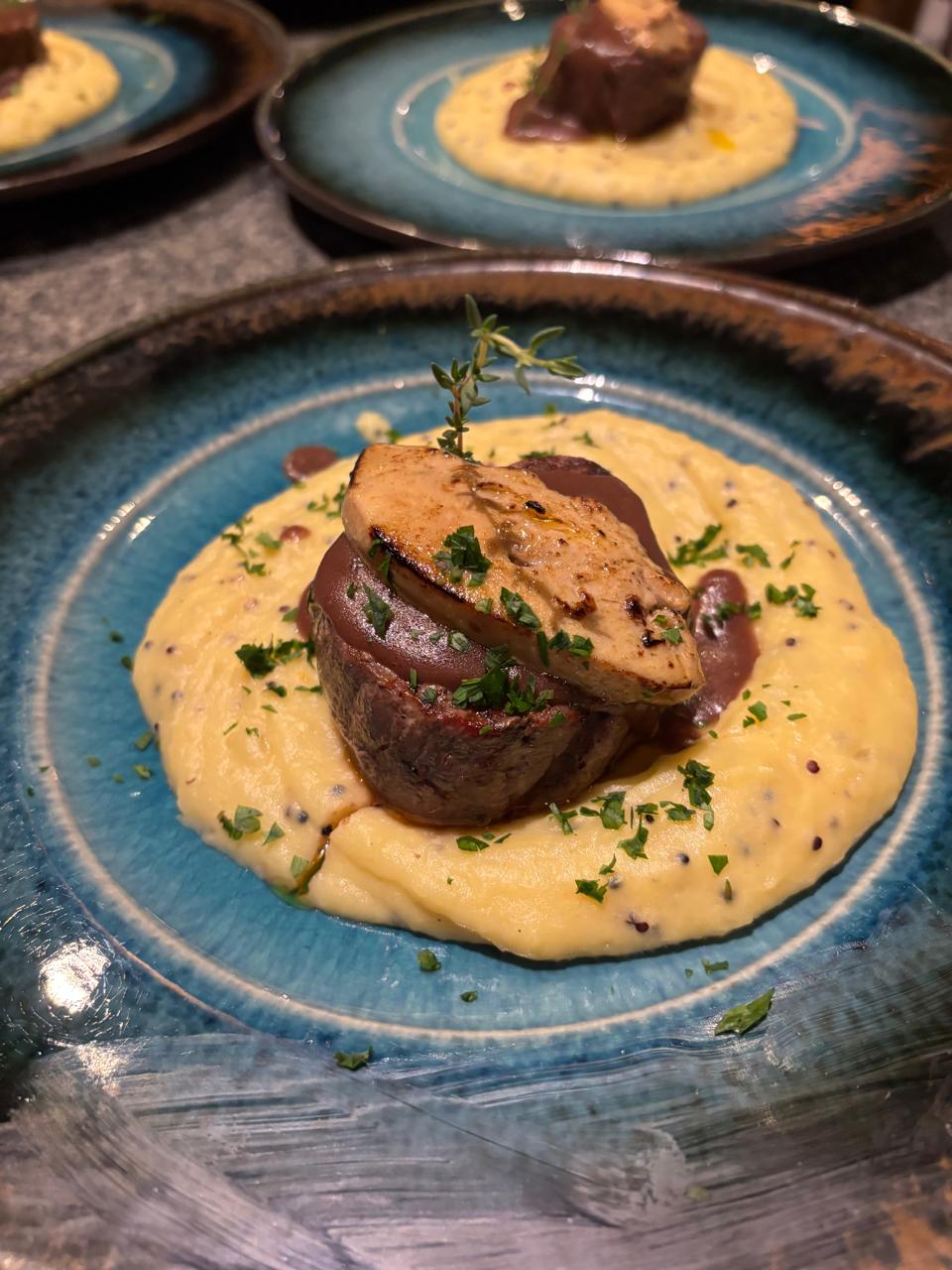 Tornedor com foie gras grelhado, acompanhado de demi glace e purê de quinoa